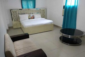 مكتب ومساحة عمل للكمبيوتر المحمول وواي فاي مجانًا وملاءات أسرّة