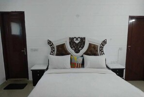 Double Room | Desk, laptop workspace, free WiFi, bed sheets - Hotel Red Stone (New Delhi)