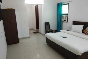 Double Room | Desk, laptop workspace, free WiFi, bed sheets - Hotel Red Stone (New Delhi)