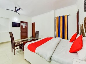 Desk, laptop workspace, free WiFi, bed sheets - Hotel Red Stone (New Delhi)