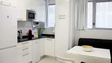 Estudio estándar | Cocina privada | Refrigerador, microondas, parrilla de estufa y utensilios de cocina