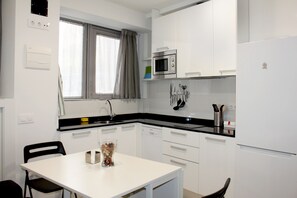 Studio, accessible aux personnes à mobilité réduite | Cuisine privée | Réfrigérateur dans les aires communes