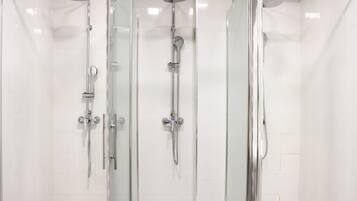 Eenvoudige slaapzaal (1 bed in a 4-Bed Dormitory Room) | Badkamer | Een douche, handdoeken