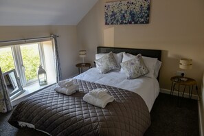 2 bedrooms, iron/ironing board, free WiFi - New for 2020 Modern barn conversion sleeps up to 9 people. Close to Alton Towers (Staffs)