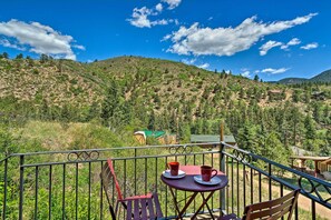 Outdoor dining - Cozy CO Rocky Mountain Retreat Near Pikes Peak! (Green Mountain Falls)