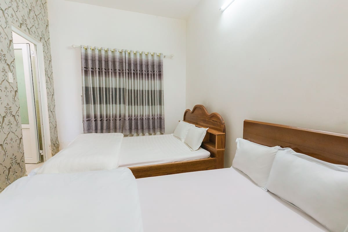 Deluxe Room | Minibar, desk, laptop workspace, iron/ironing board (on request)
