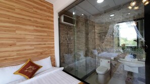 Dusche, kostenlose Toilettenartikel, Haartrockner, Hausschuhe