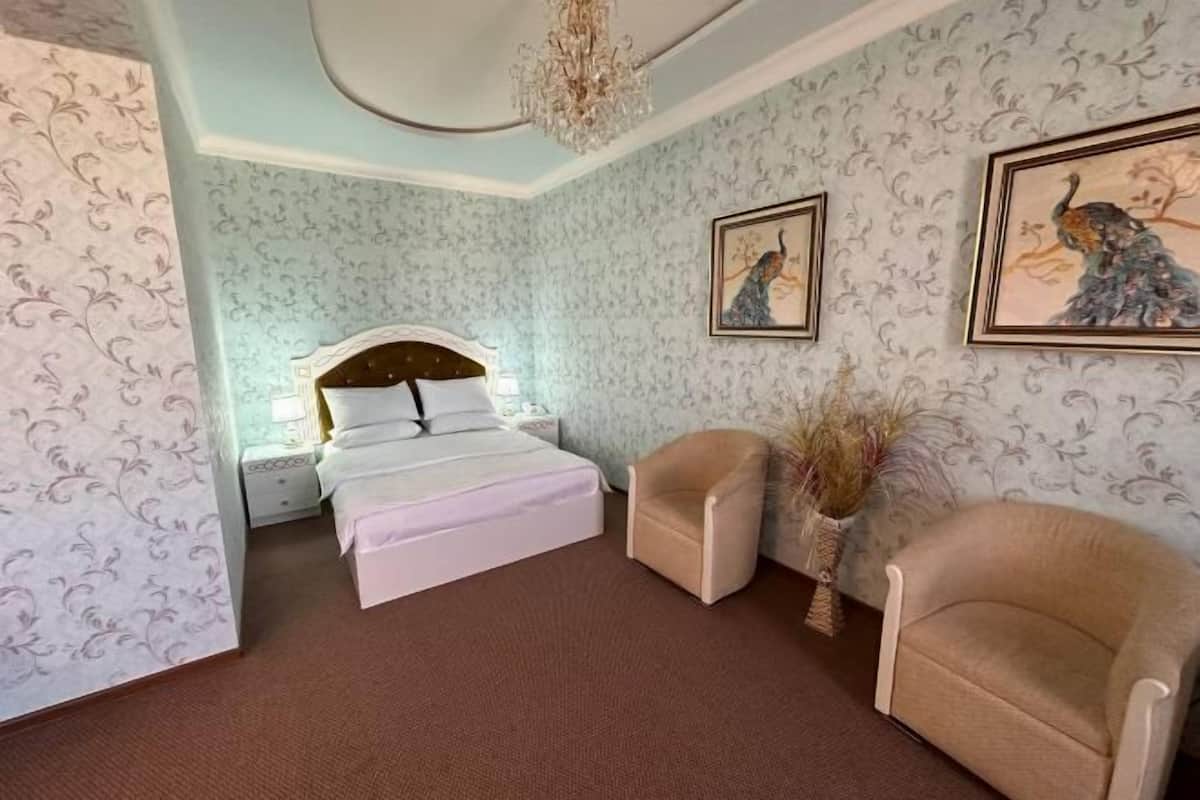 Premium bedding, down comforters, minibar, in-room safe