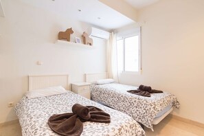 3 slaapkamers, een strijkplank/strijkijzer, wifi, beddengoed