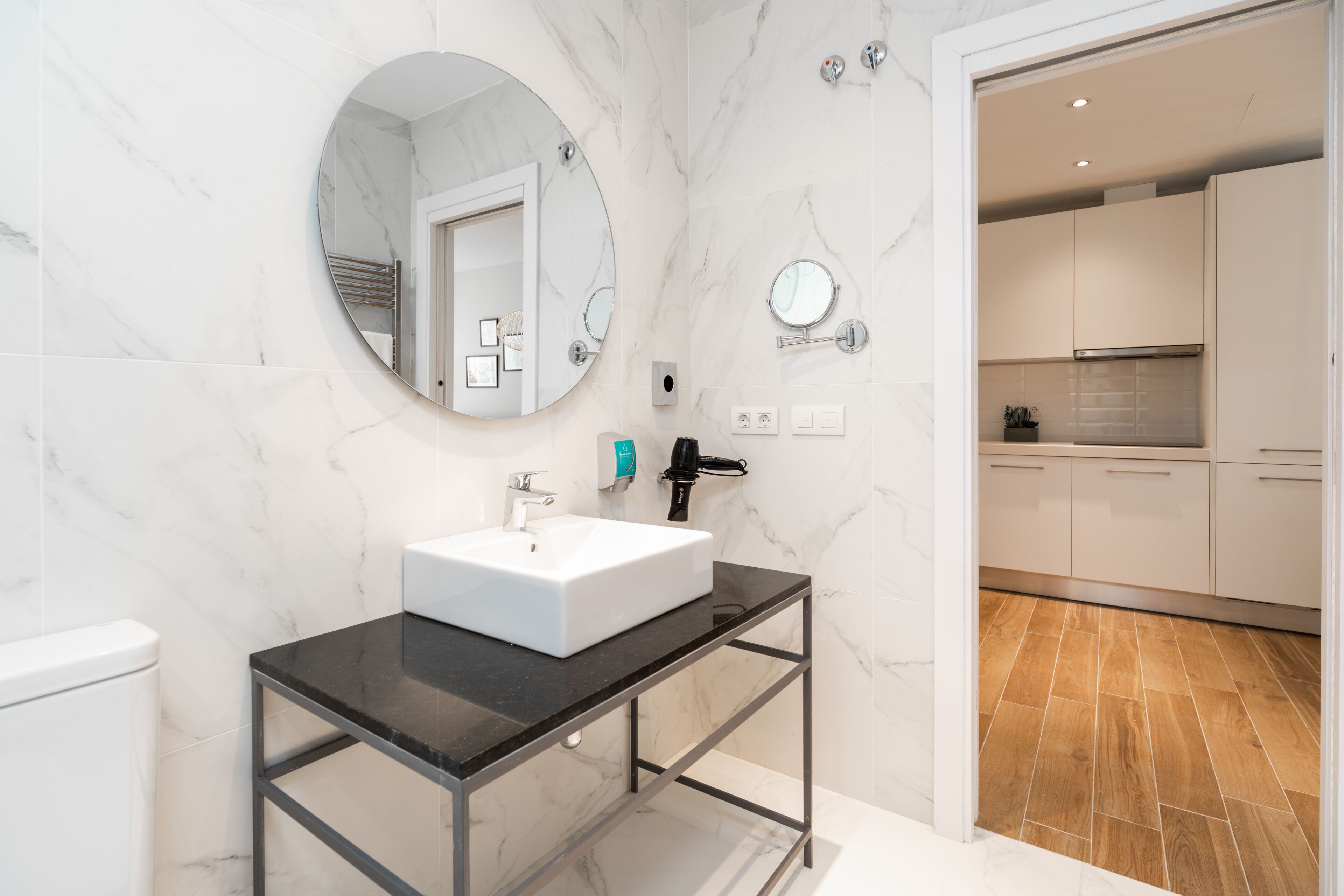 Een douche, een haardroger, handdoeken, zeep