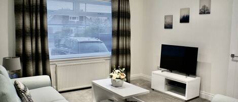 Casa familiar, 3 habitaciones | Zona de estar | Una televisión