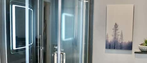 Family House, 3 Bedrooms | Bathroom | Shower, rainfall showerhead, towels, shampoo