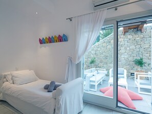 5 bedrooms, in-room safe, desk, iron/ironing board
