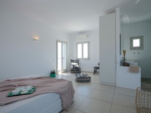 5 bedrooms, in-room safe, desk, iron/ironing board