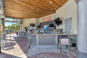 Bar (on property) - Luxury 9 bd/5 Bath with private Pool and Spa Home 181 (Reunion)