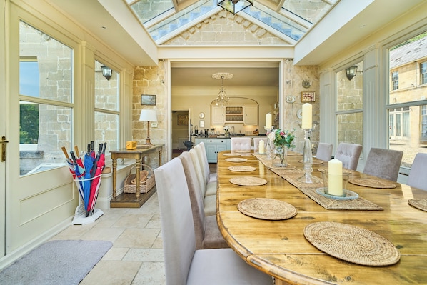 Deluxe House | Dining room