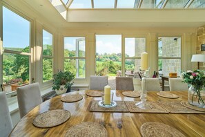 Deluxe House | In-room dining