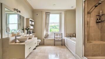 Deluxe House | Bathroom | Separate tub and shower, towels, soap, shampoo
