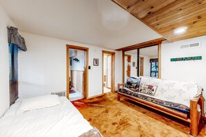3 bedrooms, iron/ironing board, Internet, bed sheets