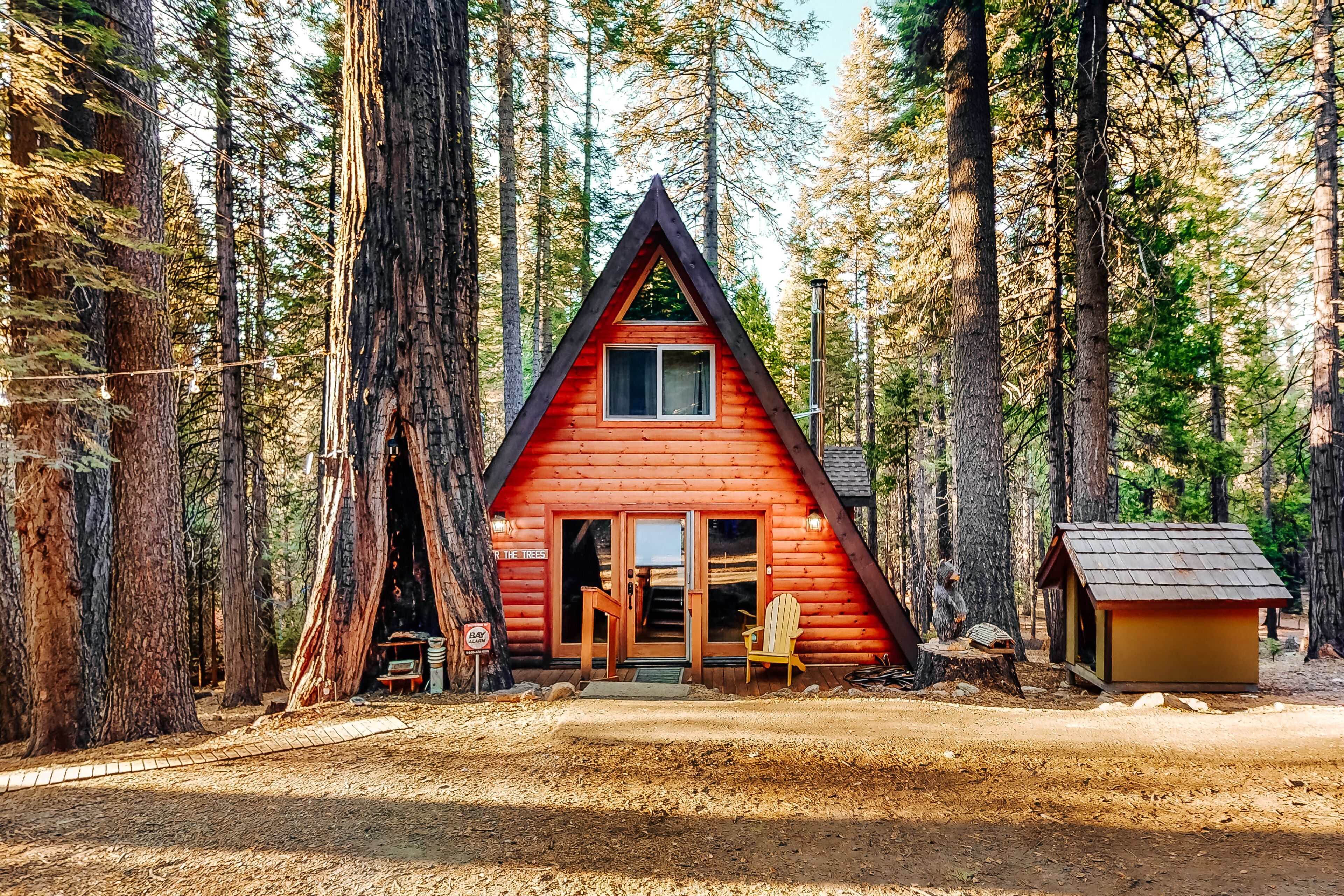 Stylish A-frame cabin with full kitchen, loft & spacious deck - dog-friendly