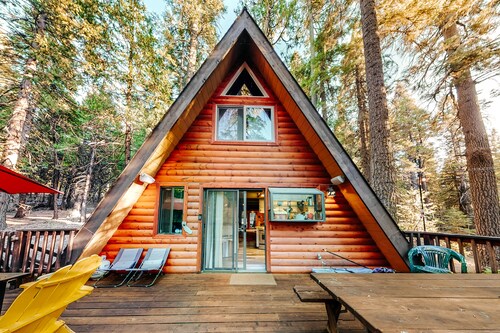 Stylish A-frame cabin with full kitchen, loft & spacious deck - dog-friendly