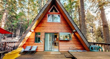 Stylish A-frame cabin with full kitchen, loft & spacious deck - dog-friendly