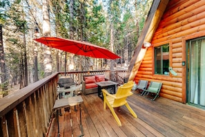 Outdoor dining - Stylish A-frame cabin with full kitchen, loft & spacious deck - dog-friendly (Camp Connell)