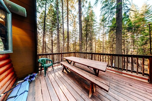 Stylish A-frame cabin with full kitchen, loft & spacious deck - dog-friendly