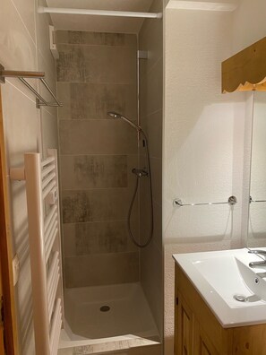 Baignoire, séchoir à cheveux, savon, shampooing