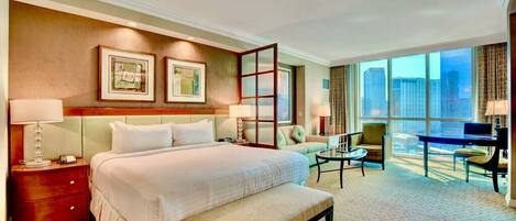 1 habitación, caja de seguridad en la habitación y escritorio