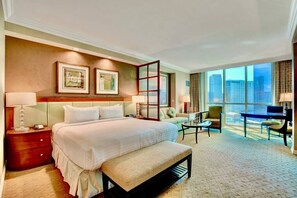 1 slaapkamer, een kluis op de kamer, een bureau