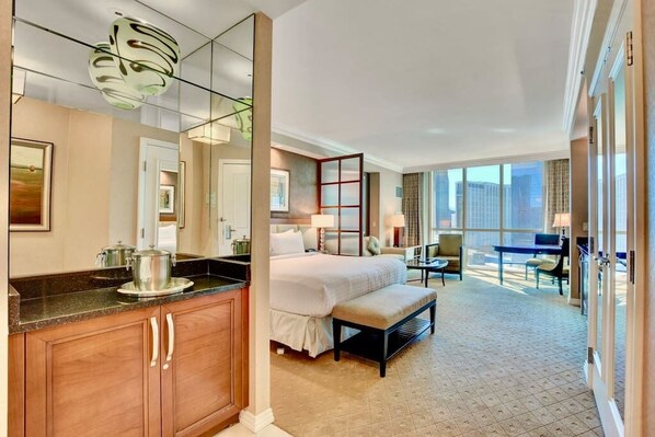 1 makuuhuone, tallelokero huoneessa, työpöytä, silitysrauta/-lauta