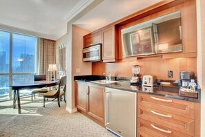 Fridge, microwave, stovetop, coffee/tea maker - No Resort Fee ! Strip View Suite - Pools & Parking (Las Vegas)
