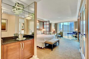 1 bedroom, in-room safe, desk, iron/ironing board - No Resort Fee ! Strip View Suite - Pools & Parking (Las Vegas)