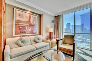 TV, offices - No Resort Fee ! Strip View Suite - Pools & Parking (Las Vegas)