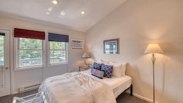 1 bedroom, desk, WiFi, bed sheets