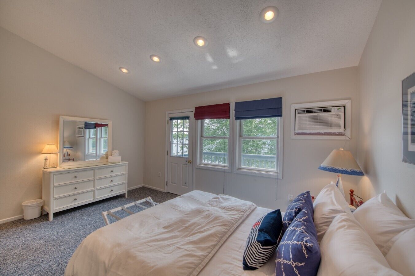 1 bedroom, desk, WiFi, bed sheets