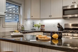Een koelkast, een magnetron, een oven, een kookplaat