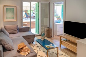Smart TV, books, stereo