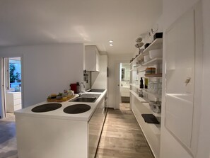 ثلاجة، ميكروويف، فرن، موقد طهي مسطح