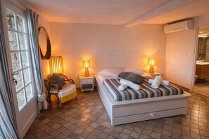 4 bedrooms, iron/ironing board, WiFi (free), bed sheets - Villa with sea view and swimming pool 8 to 10 people (Saint-Raphaël)