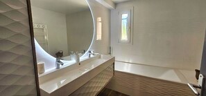 Dutxa, assecador de cabells i tovalloles 