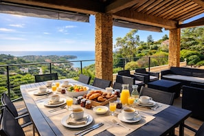 Outdoor dining - Villa with sea view and swimming pool 8 to 10 people (Saint-Raphaël)