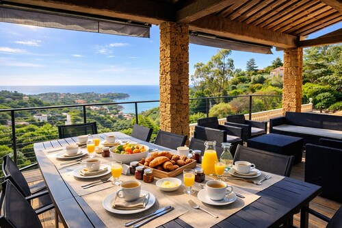 Villa with sea view and swimming pool 8 to 10 people