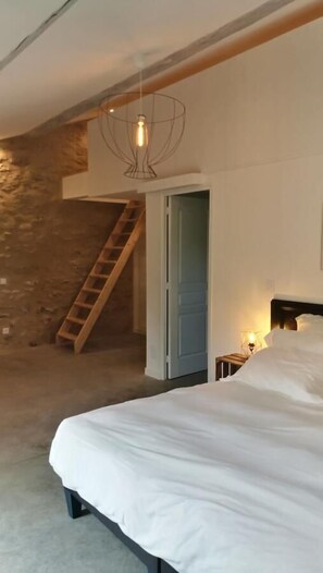 Family Room, Garden View | Individually decorated, individually furnished, free WiFi, bed sheets - Mas de la Gramillère (Barbentane)