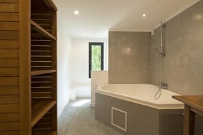 Family Room | Bathroom | Free toiletries, towels - Mas de la Gramillère (Barbentane)