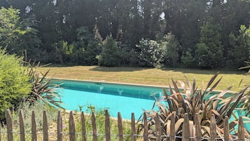 Piscine extérieure (ouverte en saison), chaises longues