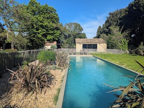 Piscine extérieure en saison, chaises longues