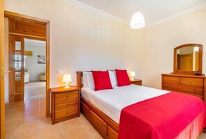 3 bedrooms, desk, iron/ironing board, WiFi