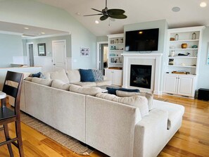 TV, stereo - Oceanfront 6BR High Tide Line at Holden Beach, perfect for 18 guests! (Holden Beach)